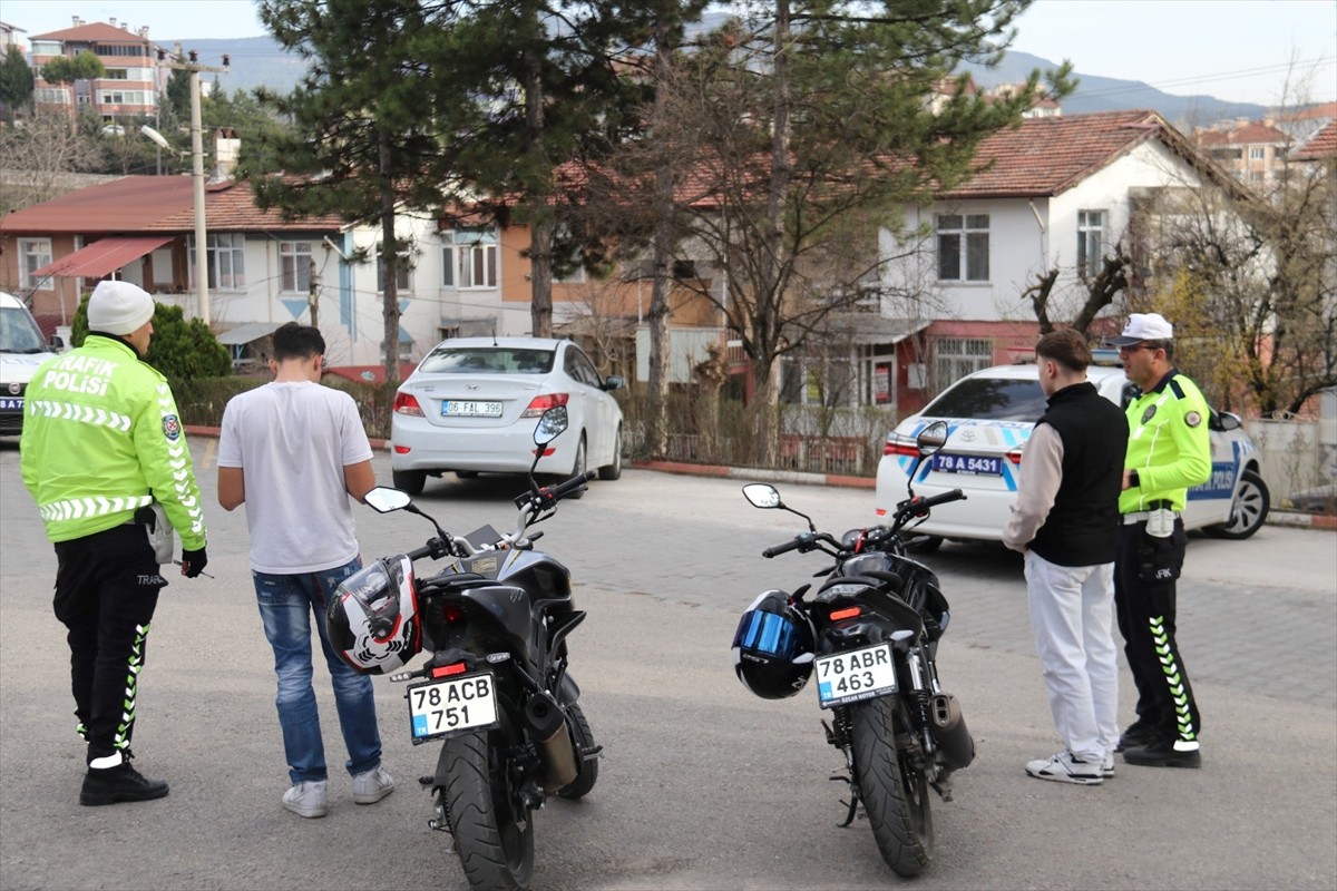 Karabük'ün Safranbolu ilçesinde trafik güvenliğini tehlikeye düşüren 2 motosiklet sürücüsüne 11...