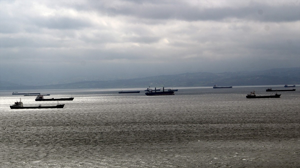 Karadeniz'de beklenen fırtına nedeniyle, uluslararası taşımacılık yapan yük gemileri Sinop'un...