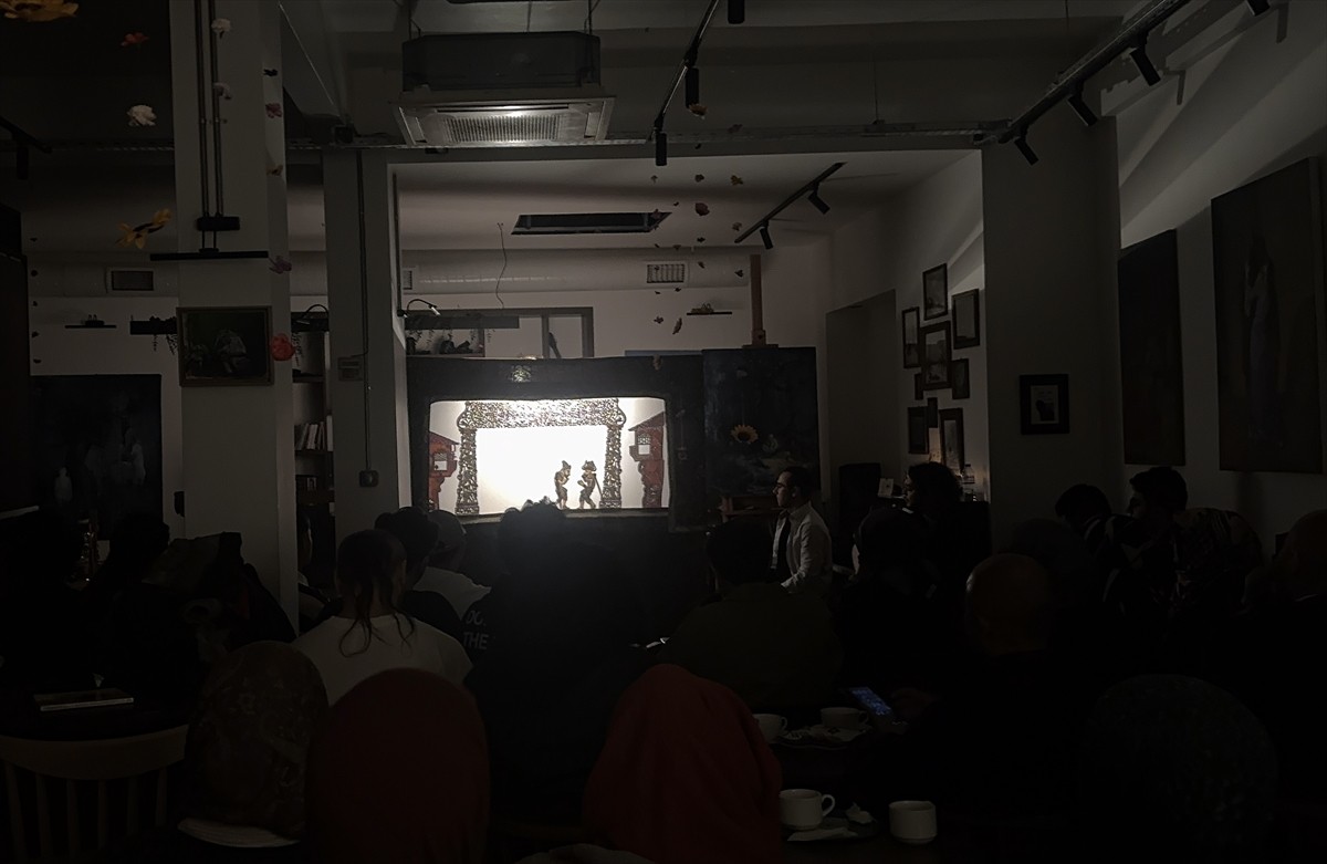 Karagöz sanatının kadim oyunlarından "Salıncak Oyunu", Üsküdar Baraka Sanat ve Kahve'de...