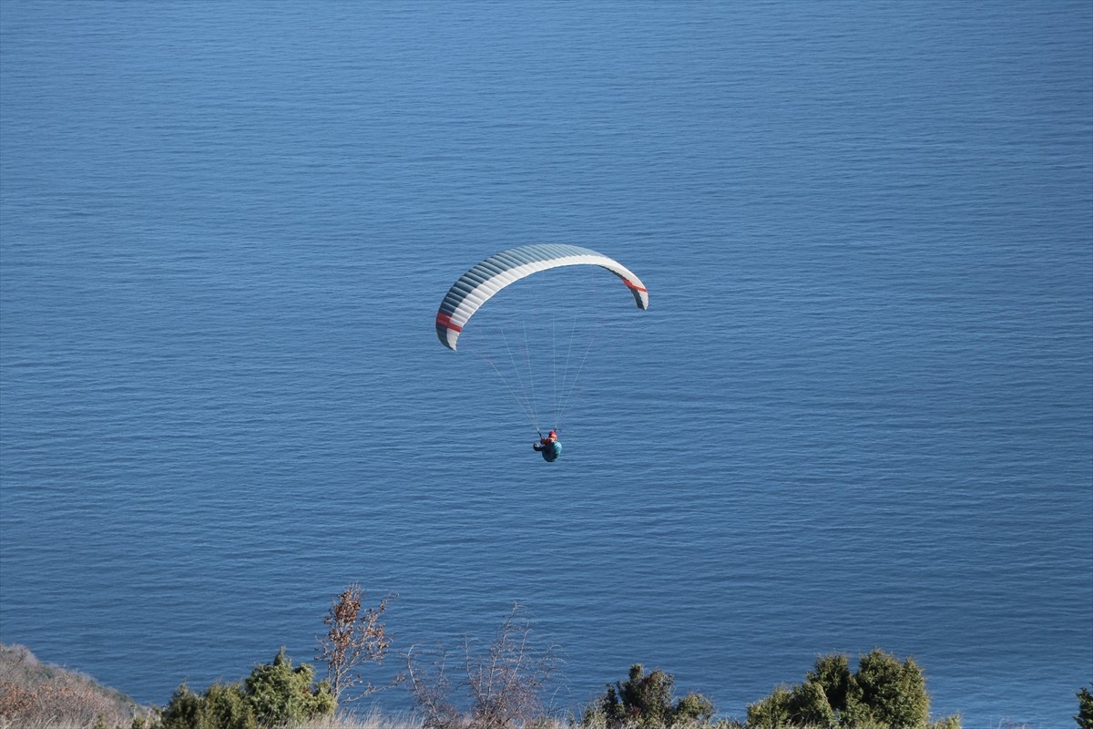 Karavanıyla dünyayı gezen yamaç paraşütü pilotu 59 yaşındaki İtalyan Marcello Corsı, Tekirdağ'da...