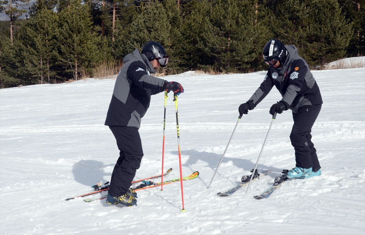 Kars'ın Sarıkamış ilçesinde yaşayan zihinsel engelli milli kayakçı 24 yaşındaki Nusret Doğukan...