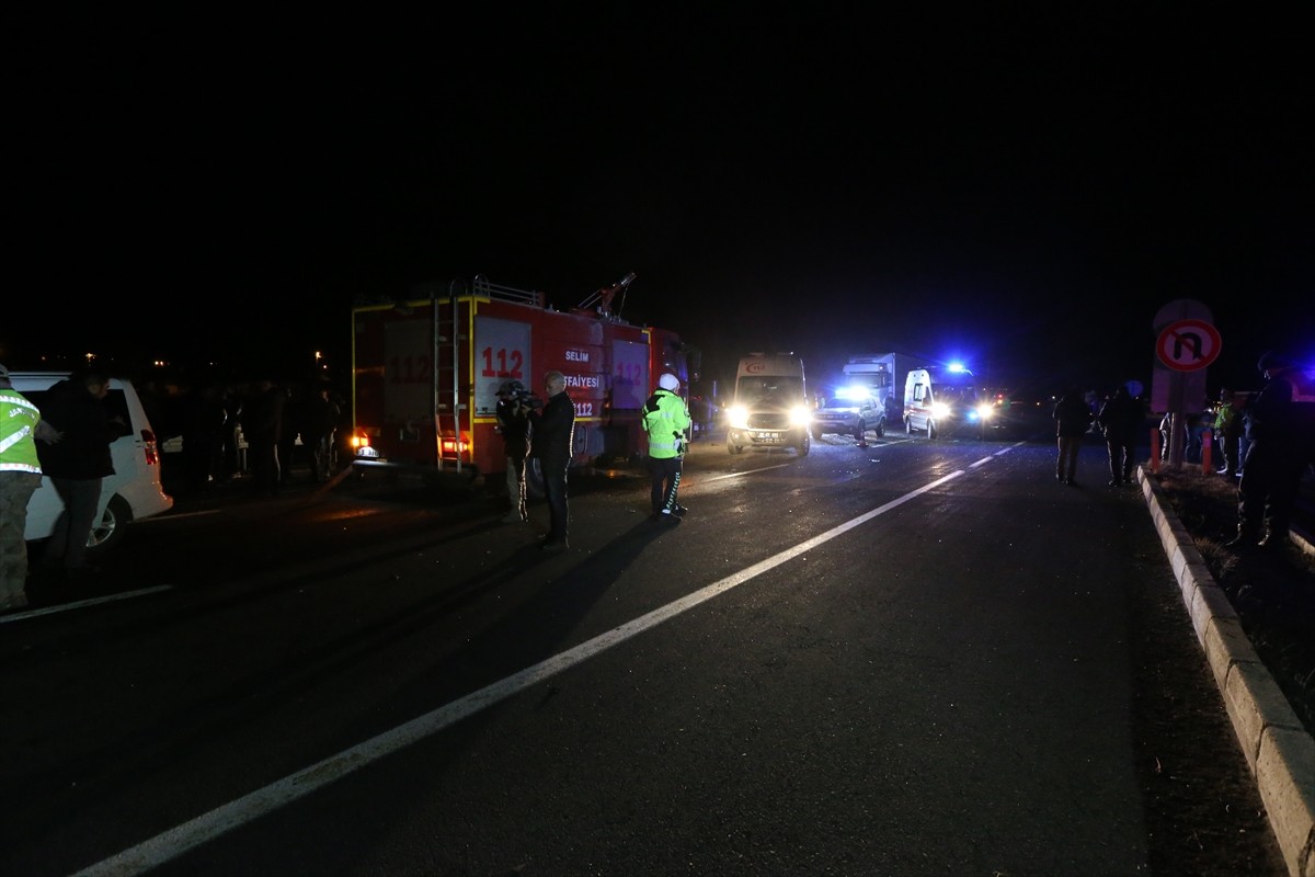 Kars'ın Selim ilçesinde hafif ticari 2 aracın çarpıştığı kazada 2 kişi öldü, 5 kişi ağır...