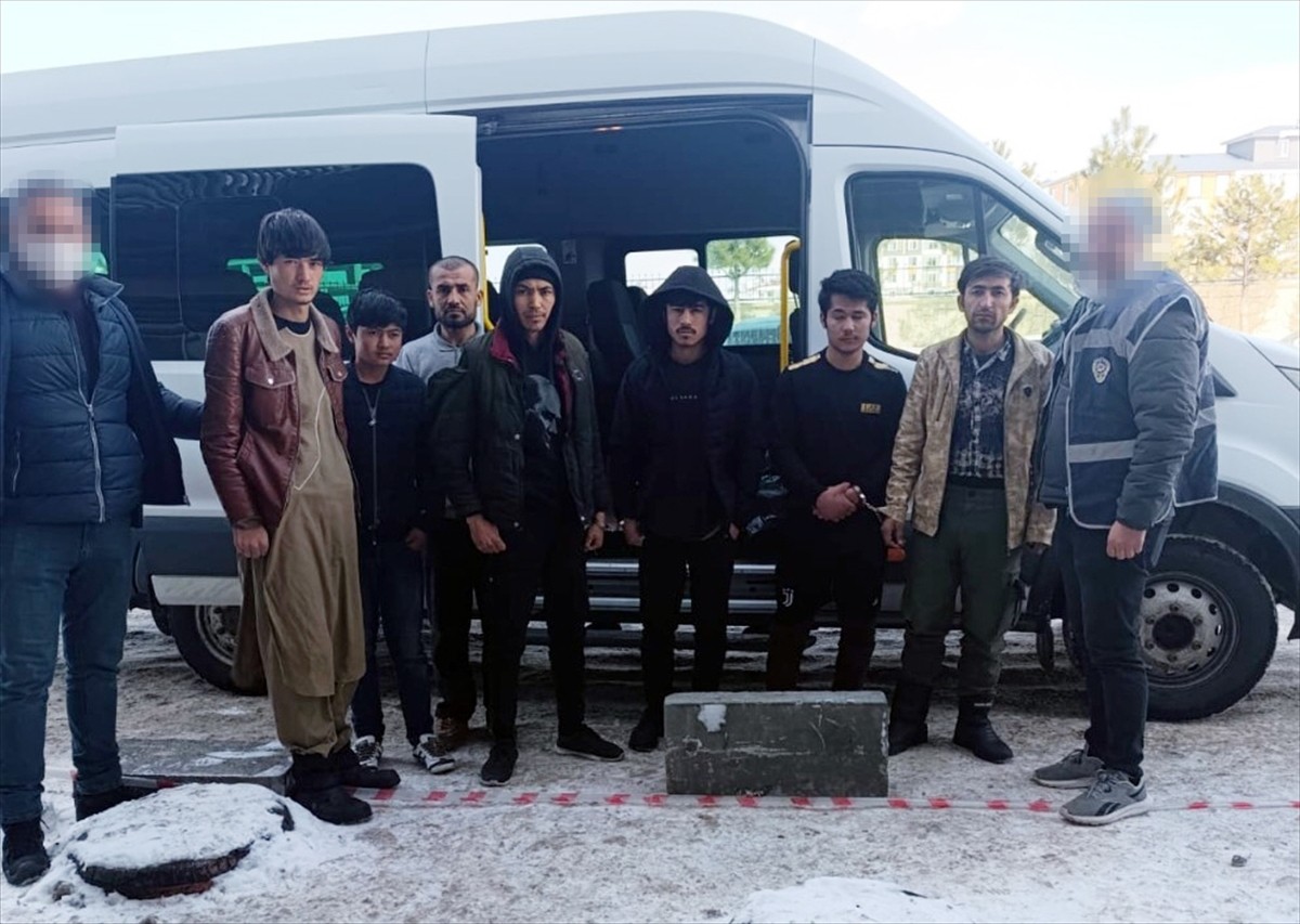 Kars'ta yasa dışı yollarla yurda giren 7 yabancı uyruklu yakalandı. Düzensiz göçmenler...