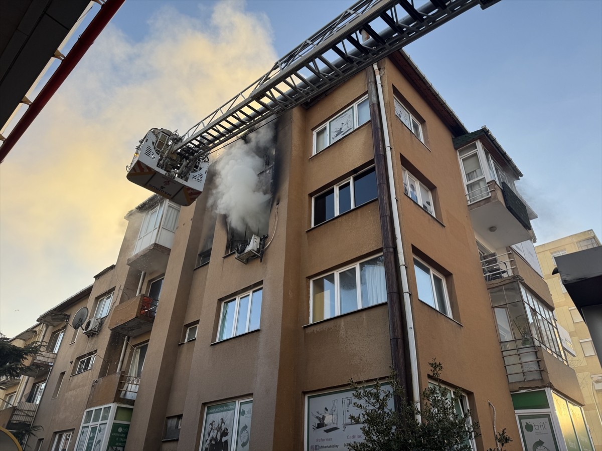 Kartal'da 5 katlı binada çıkan yangın, itfaiye ekiplerinin müdahalesiyle söndürüldü.