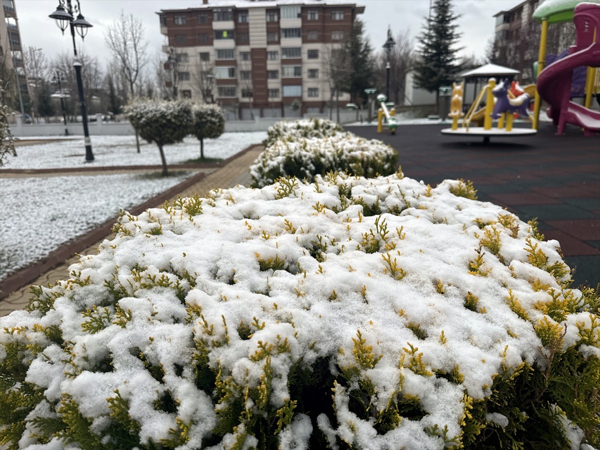 Kastamonu'da kent merkezi ile yüksek kesimlerde kar yağışı etkili oldu.