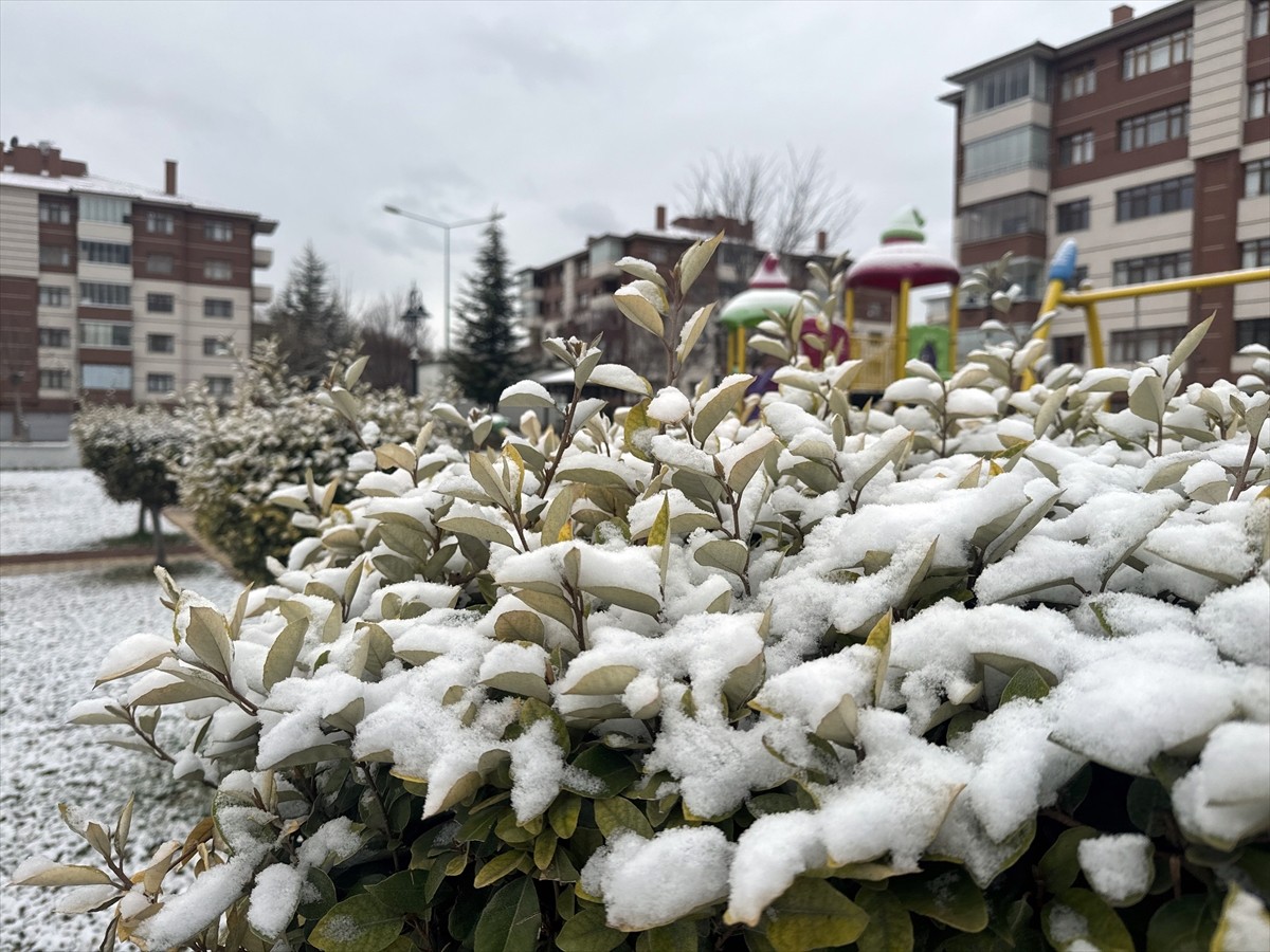 Kastamonu'da kent merkezi ile yüksek kesimlerde kar yağışı etkili oldu.