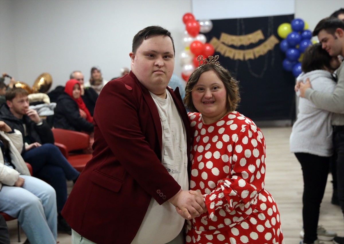 Kastamonu'da yaşayan down sendromlu ikizler Özge (sağda) ve Berke (solda) için, ailesi ile Özel...