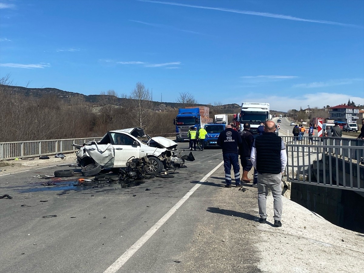 Kastamonu'nun Taşköprü ilçesinde bariyerlere çarpan otomobilin sürücüsü yaşamını...
