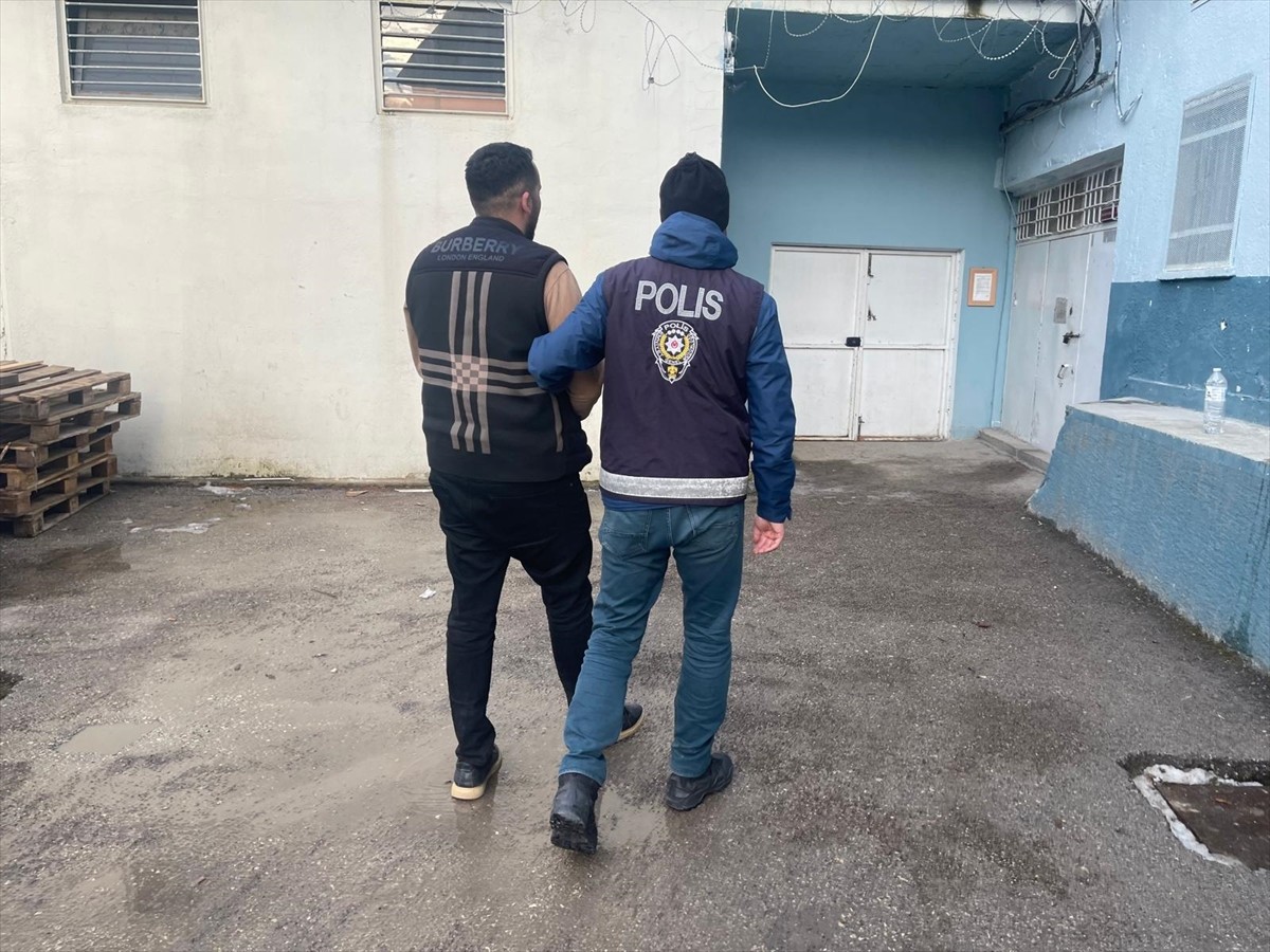 Kastamonu'nun Tosya ilçesinde hırsızlık suçundan aranan hükümlü yol kontrolünde yakalandı.