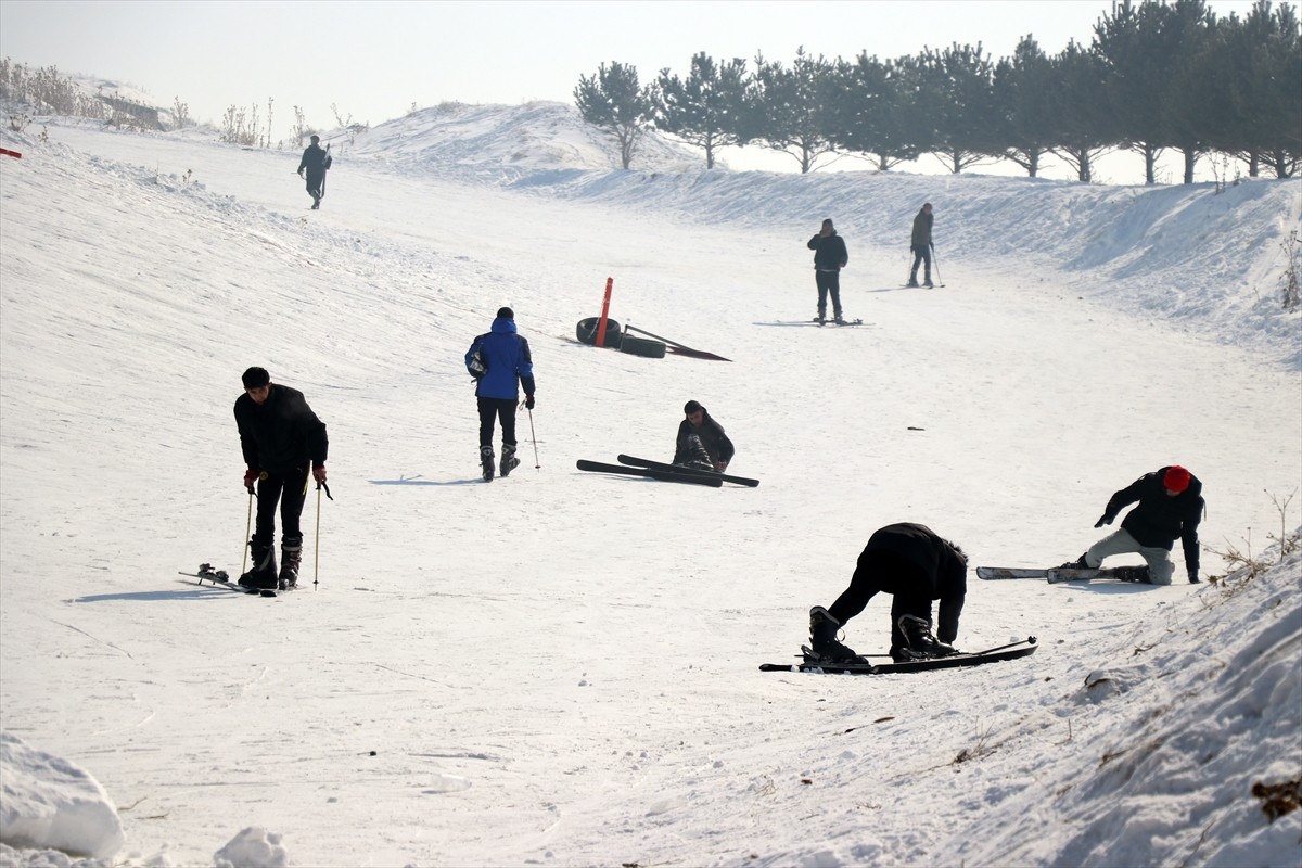 Kayak dersini şehirdeki Küpkıran Kayak Merkezi'nde işleyen Ağrı Spor Lisesi öğrencileri, pistteki...