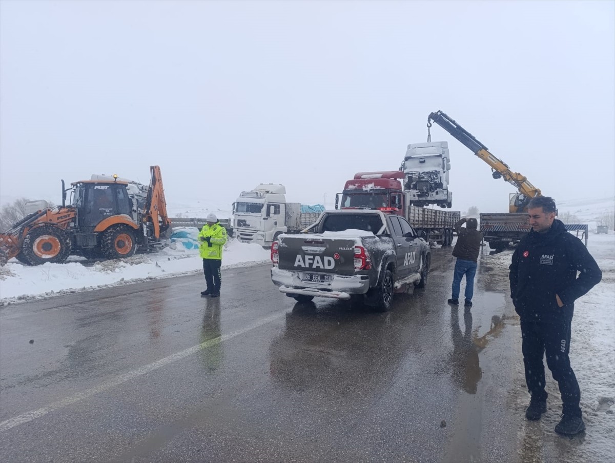 Kayseri'de kar ve tipi nedeniyle yollarda mahsur kalan 911 kişi ekiplerce kurtarıldı. Emniyet...