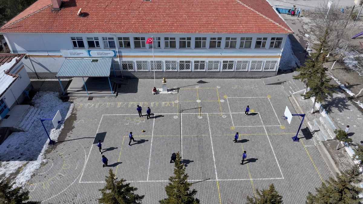 Kayseri'nin Develi ilçesi kırsalındaki Çaylıca Şehit Jandarma Er Zeki Özbek Ortaokulu'na giden 11...