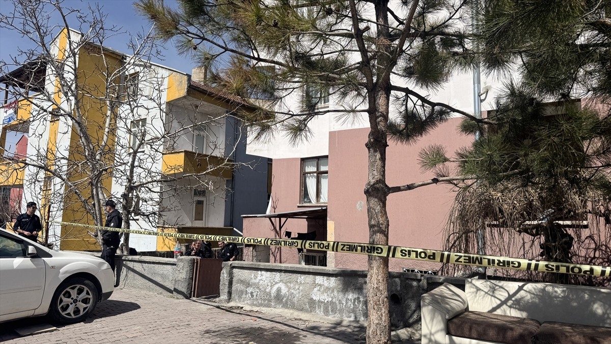 Kayseri'nin Melikgazi ilçesinde sobadan sızan karbonmonoksit gazından zehirlenen yabancı uyruklu...