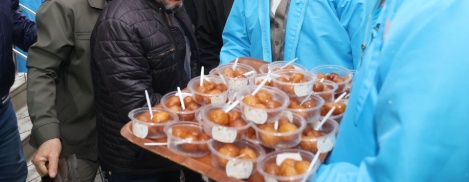 Kayseri'de Teravihe Gidenlere Ücretsiz Tatlı İkramı