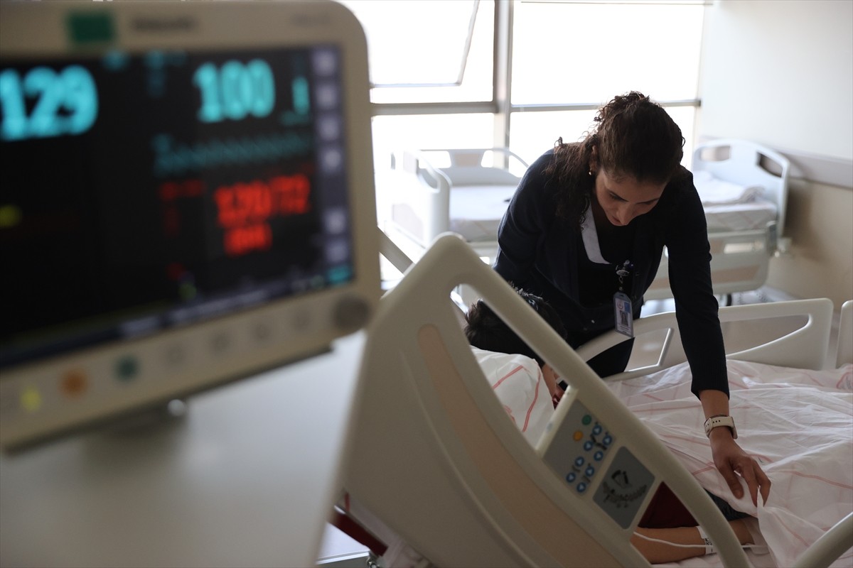 Kayseri Şehir Hastanesi Çocuk Palyatif Merkezinde çalışan doktor ve hemşireler, yoğun bakım...