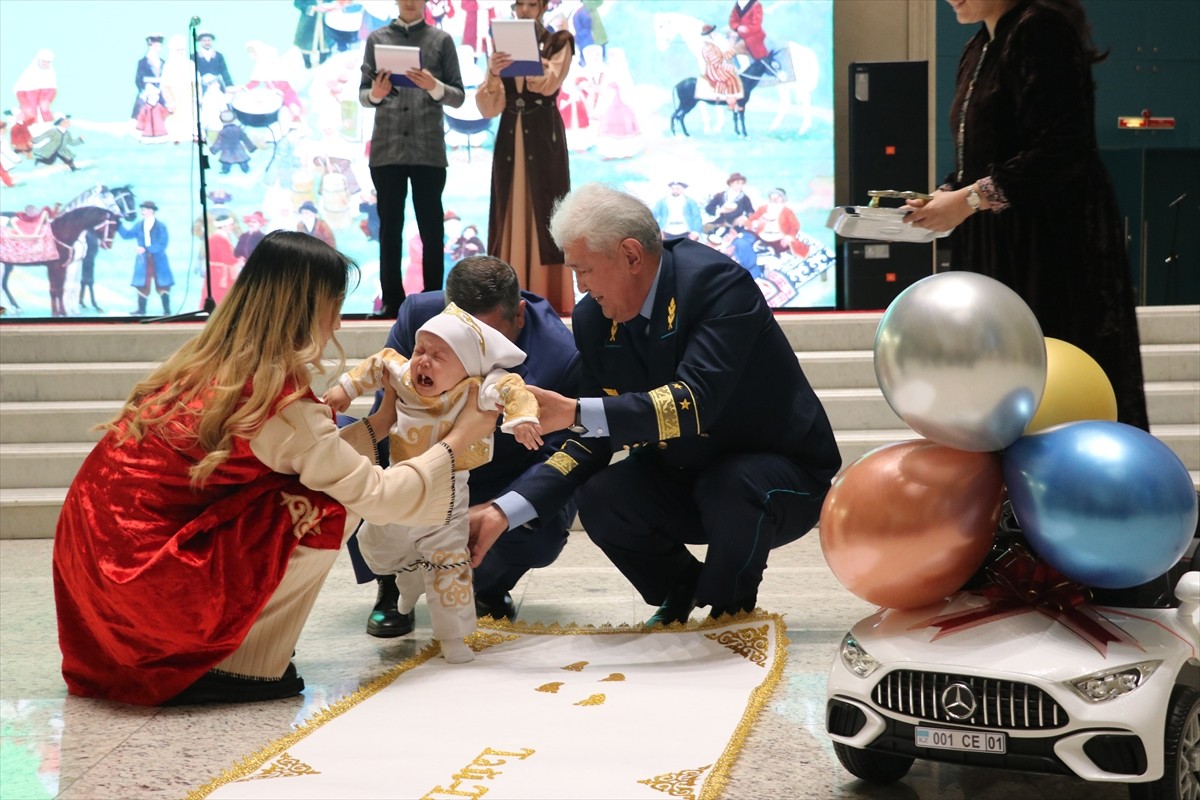 Kazakistan'da, devlet korumasındaki çocuklardan yürümeye yeni başlayanlar için "duşak kesme"...