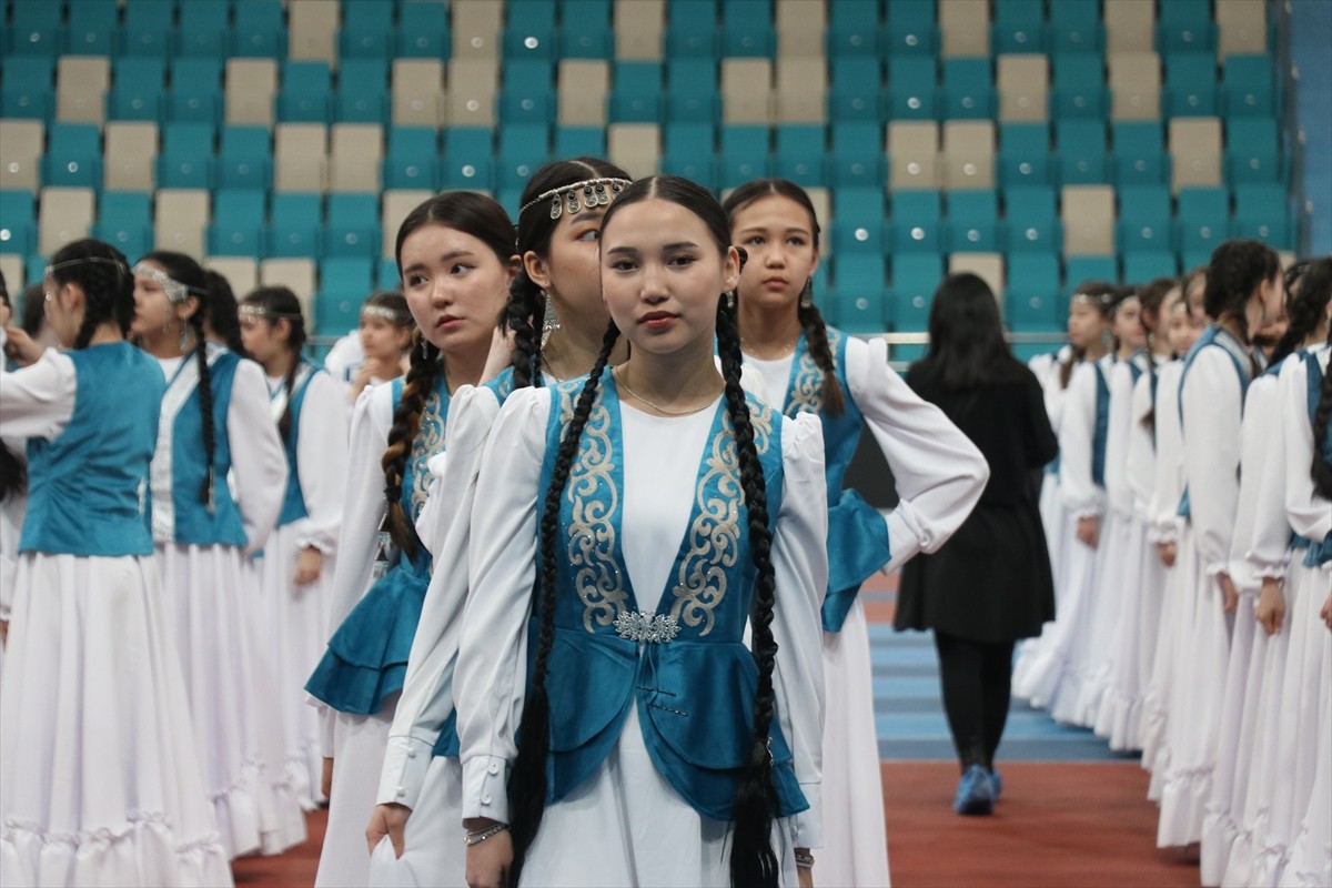 Kazakistan'da milli desenlerle süslü geleneksel kıyafetler ile aksesuarlar artık günlük hayatta...
