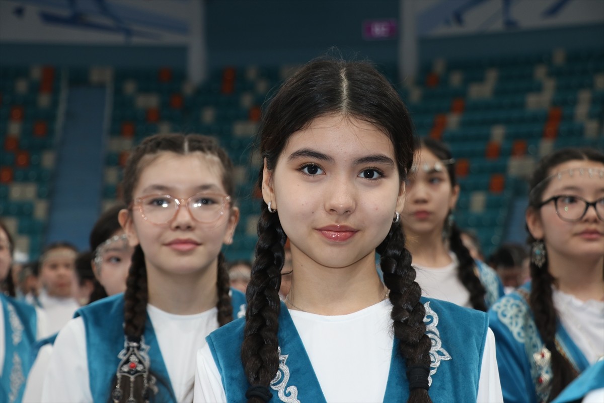 Kazakistan'da milli desenlerle süslü geleneksel kıyafetler ile aksesuarlar artık günlük hayatta...