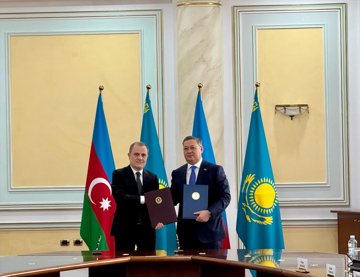 Kazakistan'da resmi temaslarda bulunan Azerbaycan Dışişleri Bakanı Ceyhun Bayramov (solda)...