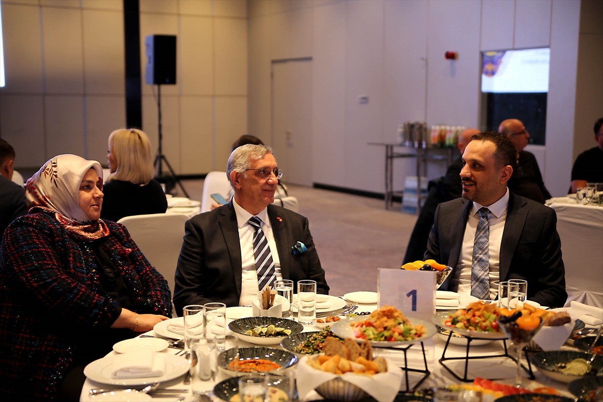 Kırgızistan'ın başkenti Bişkek'te 60 üyesi bulunan Türkiye-Kırgızistan İş Adamları Kültür...