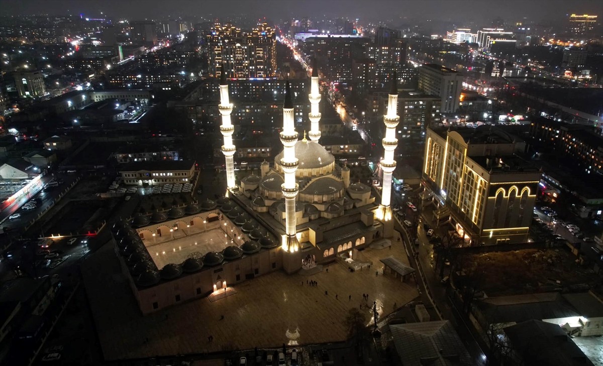 Kırgızistan Cumhurbaşkanı Sadır Caparov, Bişkek'teki Merkez İmam Serahsi Camisi cemaatiyle iftarda...