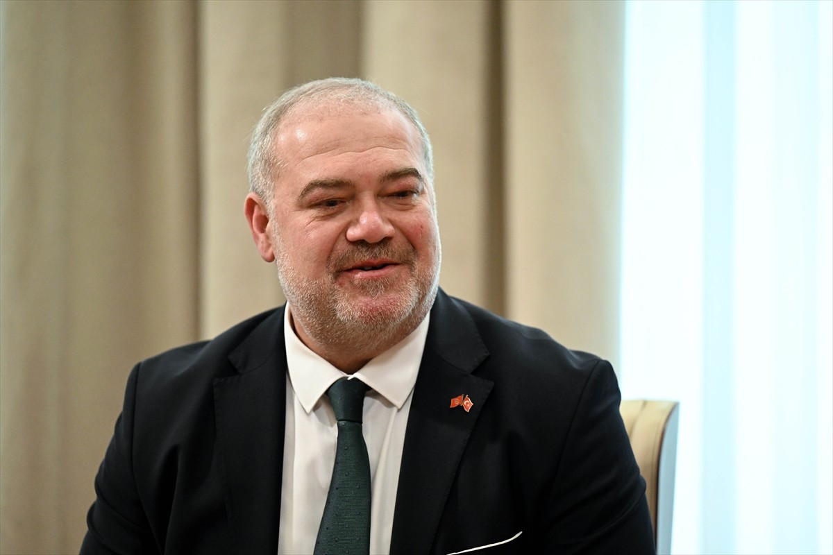 Kırgızistan Cumhurbaşkanı Sadır Caparov (sağda), Türkiye'nin Bişkek Büyükelçisi Ahmet Sadık...