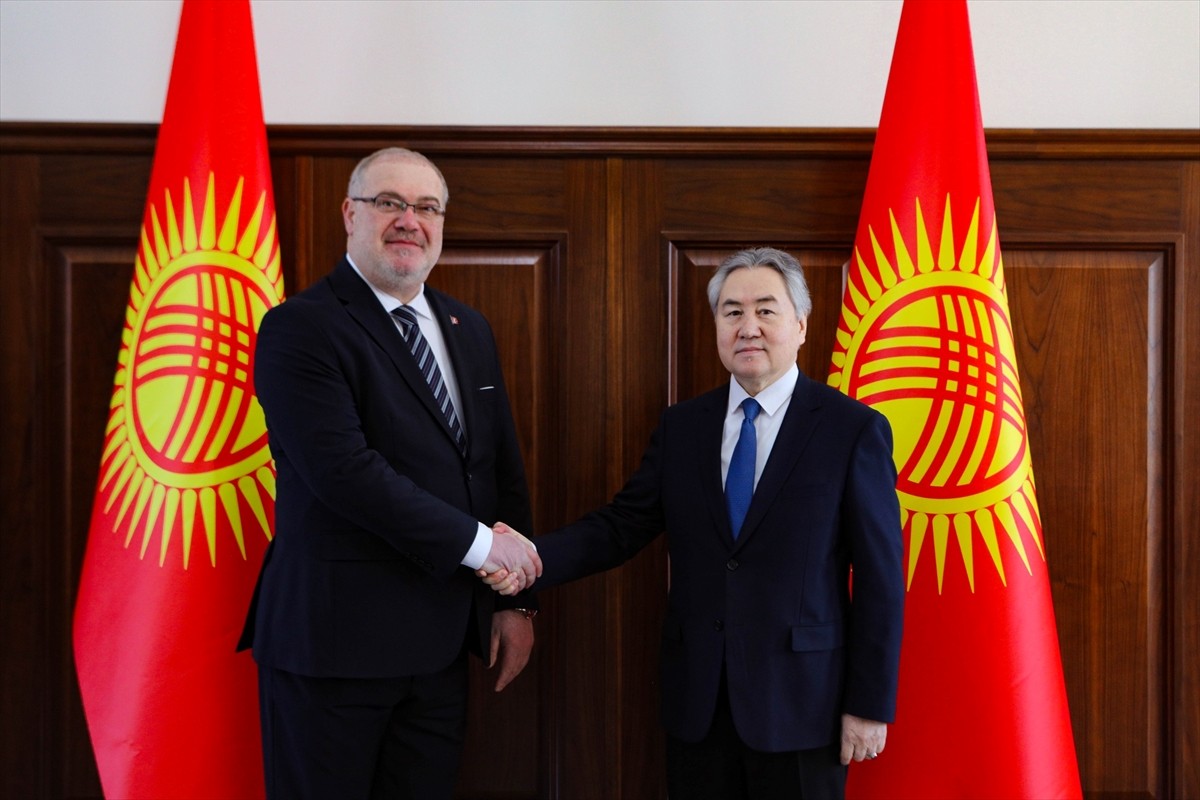 Kırgızistan Dışişleri Bakanı Ceenbek Kulubayev (sağda), Türkiye'nin Bişkek Büyükelçisi Ahmet Sadık...