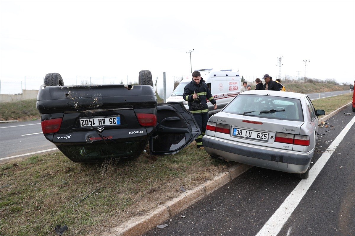 Kırklareli'nde iki otomobilin çarpışması sonucu 2 kişi yaralandı. Haber verilmesi üzerine bölgeye...