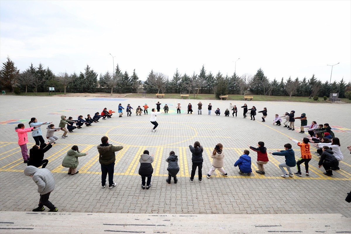 Kırklareli'nde "Sporla Obeziteden Korunuyoruz" projesi kapsamında öğrenciler, fiziksel aktivite...