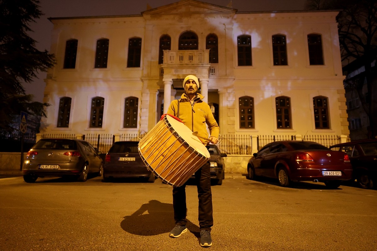 Kırklareli'nde ramazan davulcuları sahur mesailerine başladı. Kentteki davulcular iki kişilik...