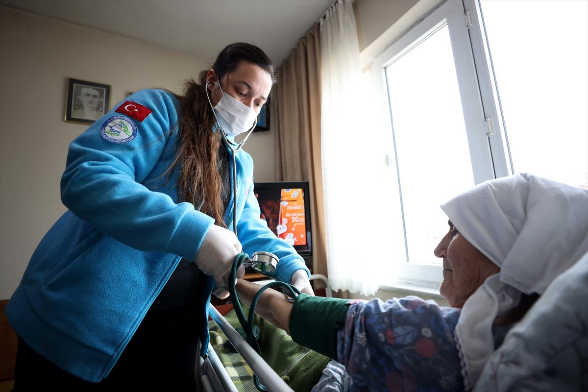 Kırklareli'nde sağlık çalışanları her gün kilometrelerce yol katederek, köylerdeki yaşlı, yatalak...