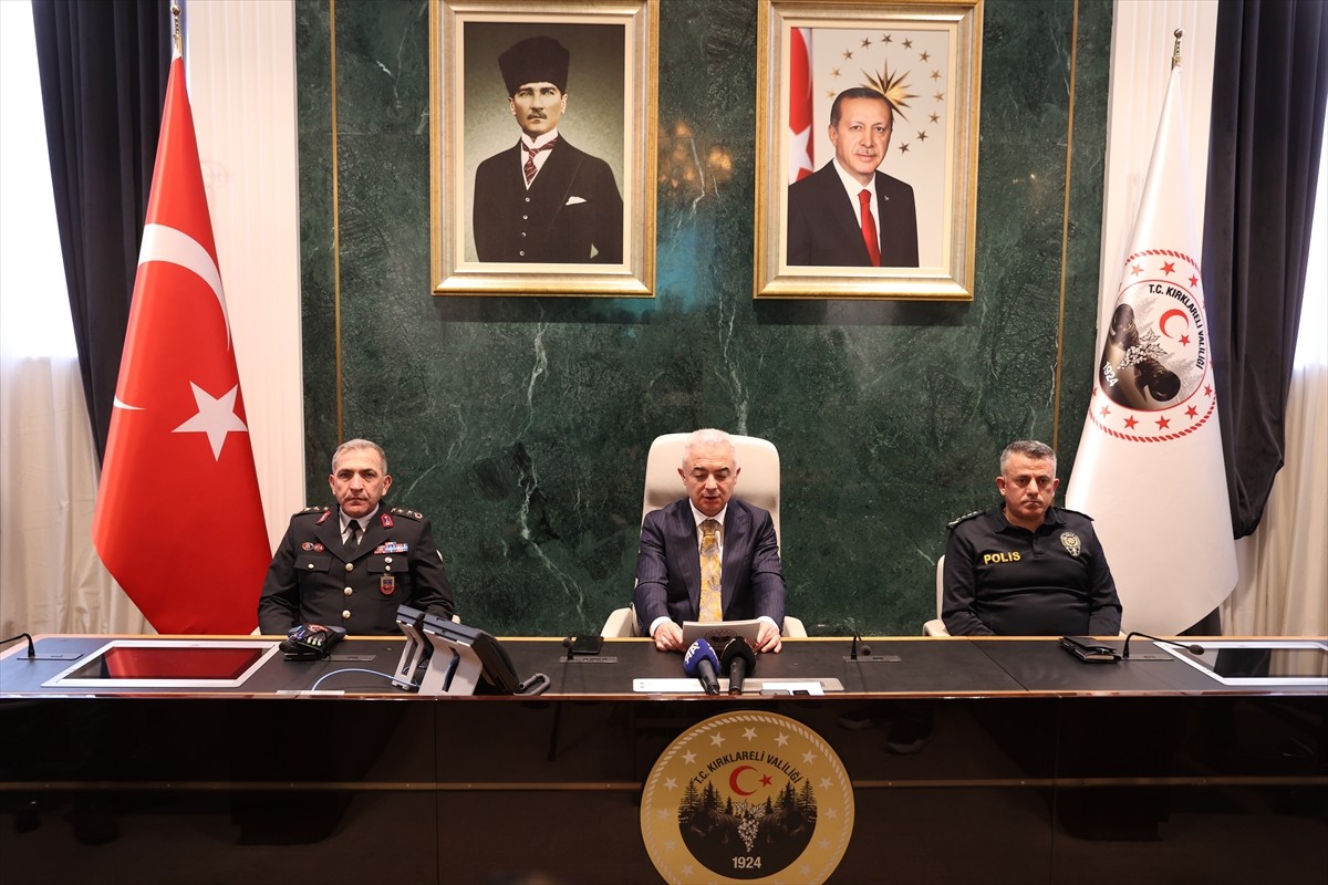 Kırklareli Valisi Uğur Turan, Valilik Atatürk Toplantı Salonu'nda düzenlediği Asayiş Basın...