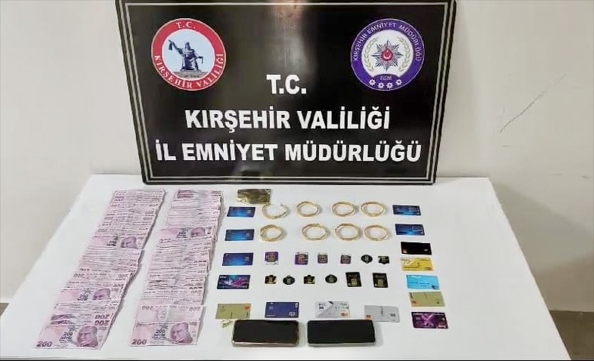 Kırşehir'de kuyumculara sahte altın sattıkları gerekçesiyle yakalanan 3 zanlı tutuklandı.