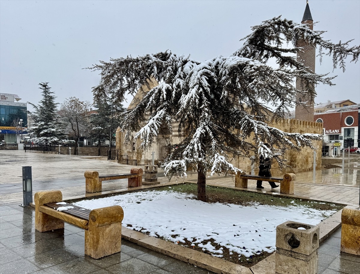 Kırşehir’de sabah saatlerinde başlayan kar yağışı etkisini sürdürüyor.