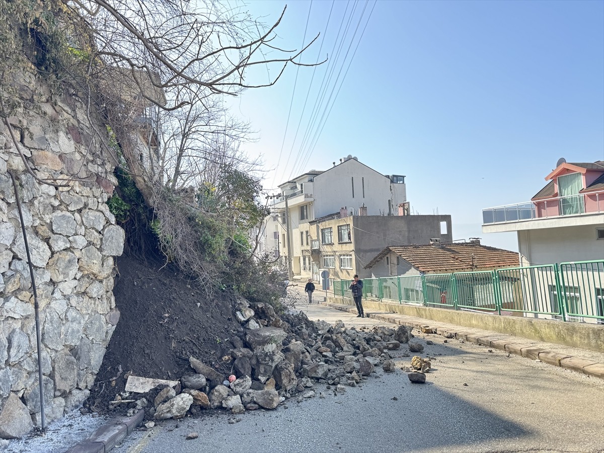 Kocaeli'de istinat duvarının çökmesi sonucu 3 katlı bina tedbir amaçlı tahliye edildi, cadde...