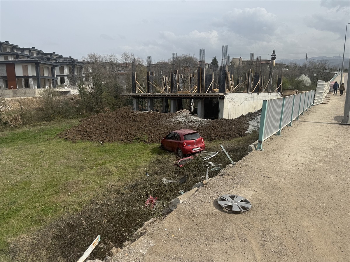 Kocaeli'nin Başiskele ilçesinde kontrolden çıkarak yaklaşık 5 metrelik şarampole düşen otomobilin...