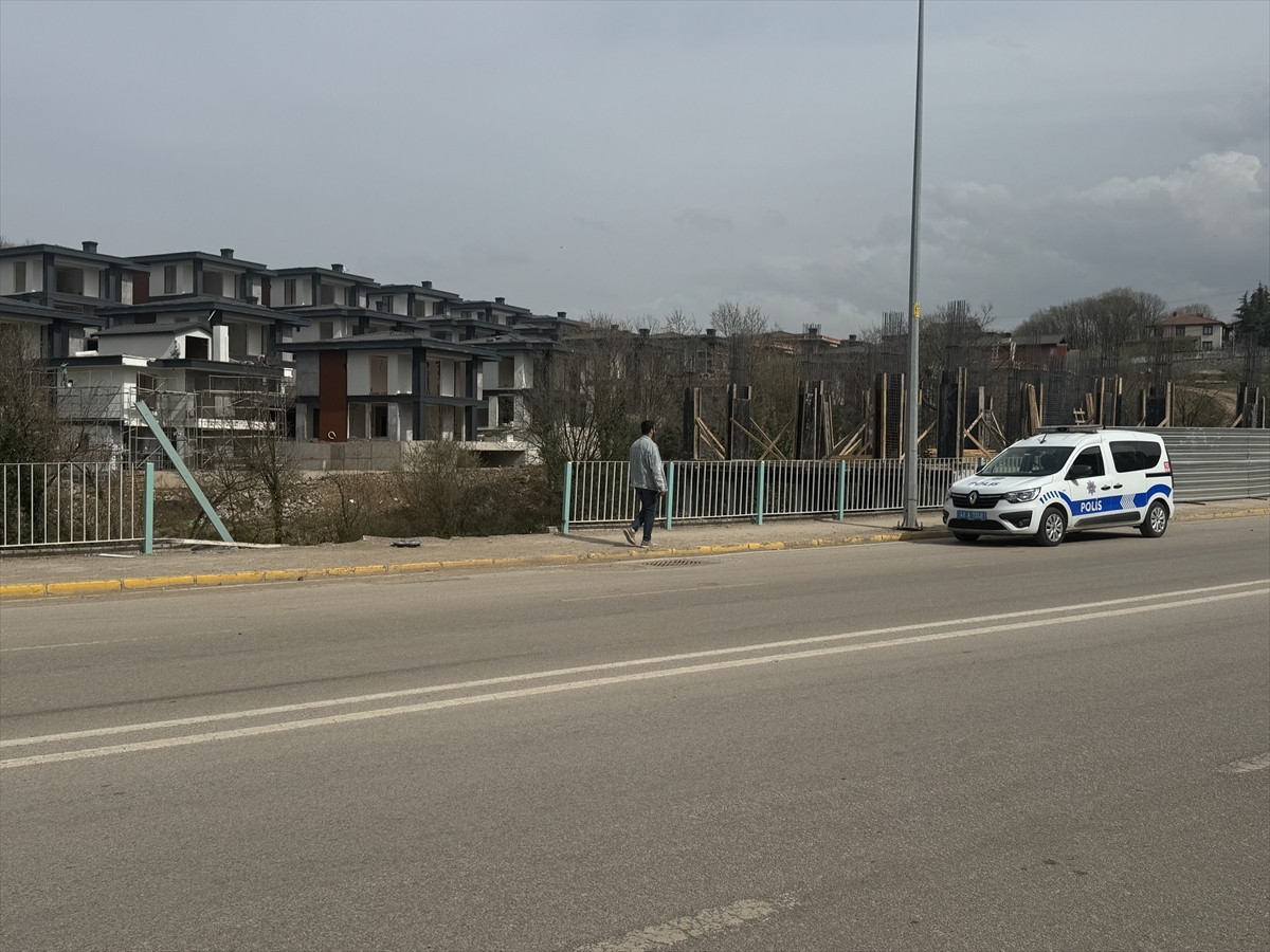 Kocaeli'nin Başiskele ilçesinde kontrolden çıkarak yaklaşık 5 metrelik şarampole düşen otomobilin...