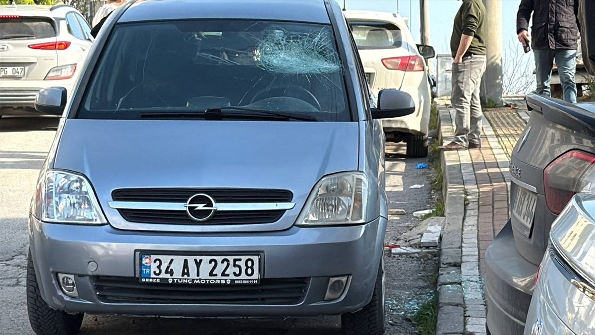 Kocaeli'nin Gebze ilçesinde komşular arasında çıkan kavgada 1 kişi hayatını kaybetti, 3 kişi...