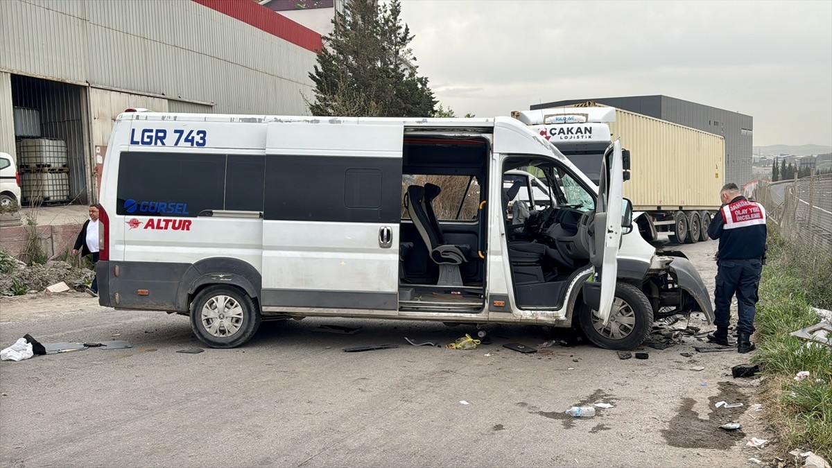 Kocaeli'nin Gebze ilçesinde tırla çarpışan servis minibüsündeki 8 kişi yaralandı. Kaza yerine...