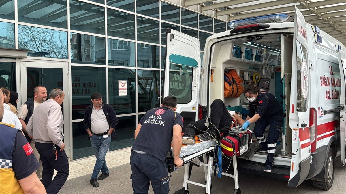 Kocaeli'nin Gebze ilçesinde yüksekten düşen işçi ağır yaralandı.