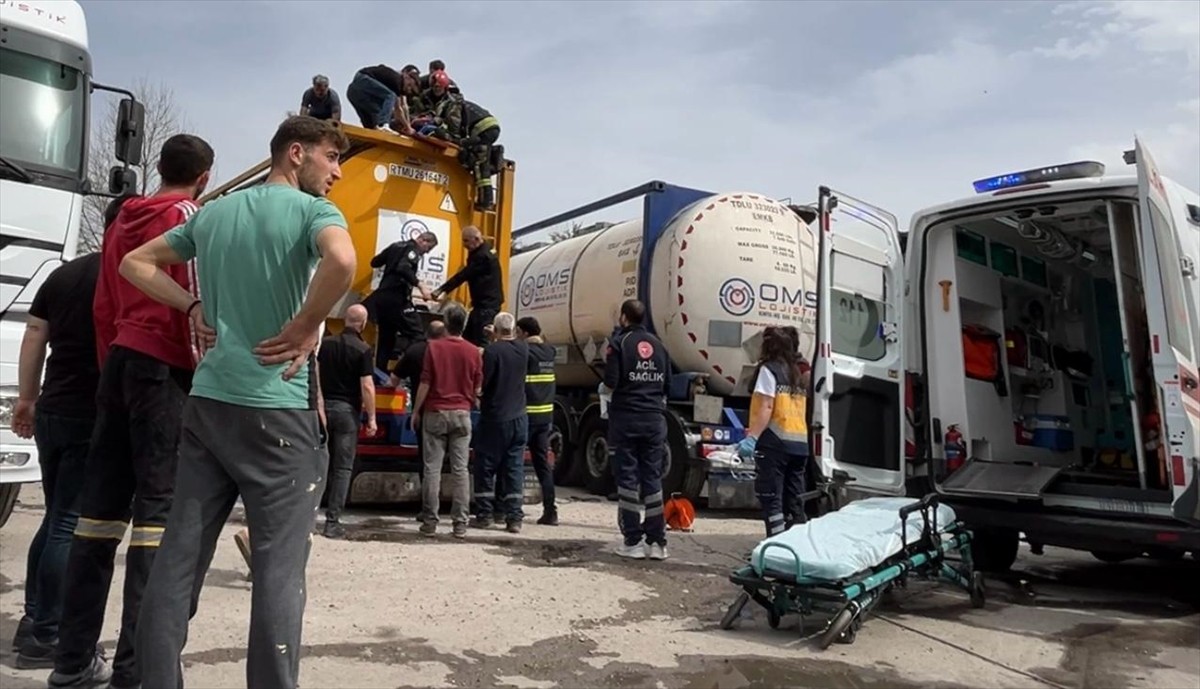 Kocaeli'nin Körfez ilçesinde boş tankerin üzerinde temizlik yaparken içerisine düşüp fenalaşan...