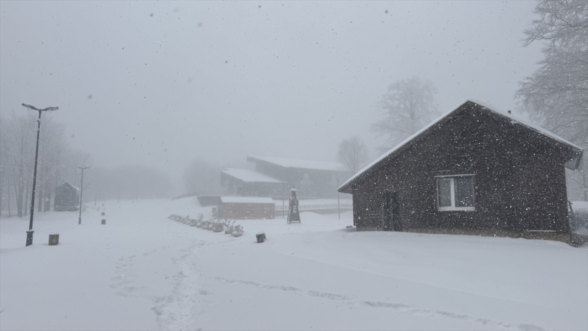 Kocaeli'nin yüksek kesimlerinde dün başlayan kar yağışı, zaman zaman etkisini artırarak devam...