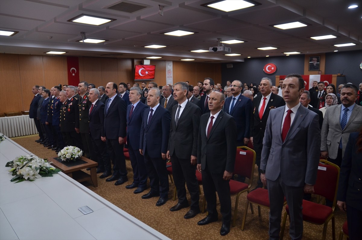 Konya'da, 3 şehit ailesi ve 8 gaziye törenle Devlet Övünç Madalyası ve Beratı takdim edildi. Konya...