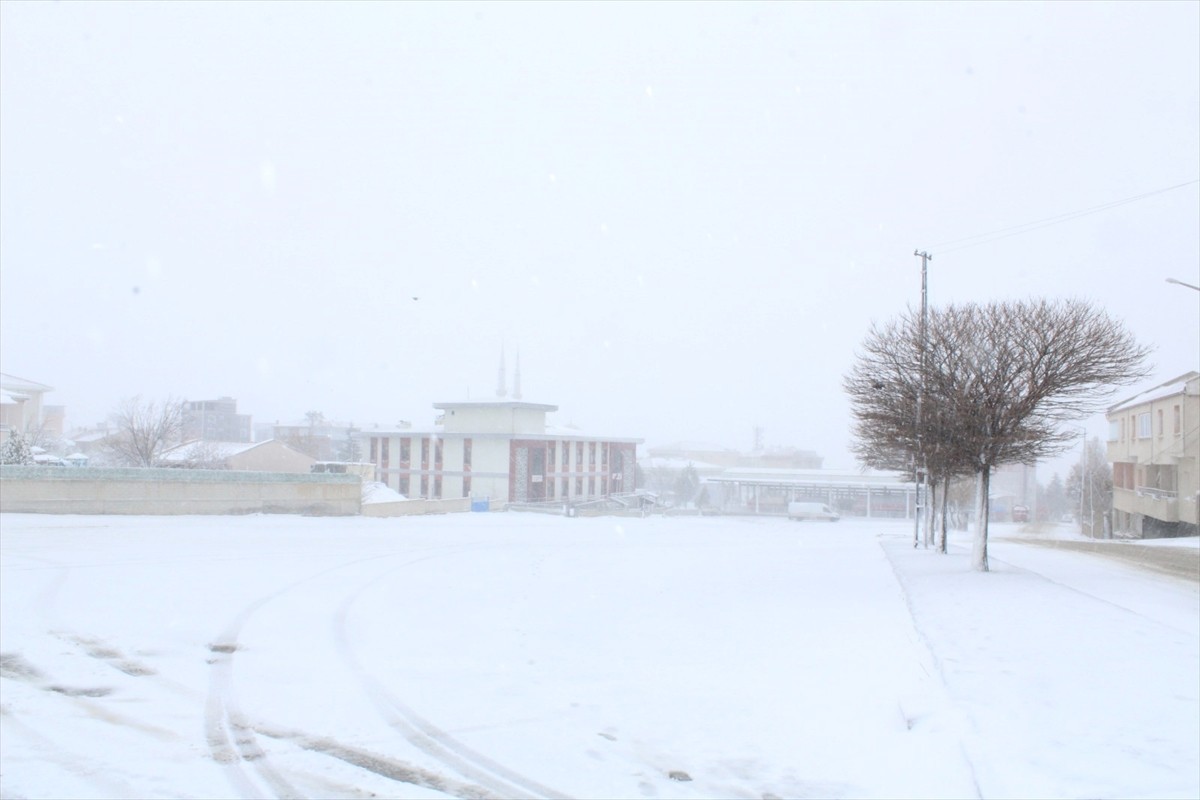 Konya'da sabah saatlerinde başlayan kar yağışı etkisini sürdürüyor.