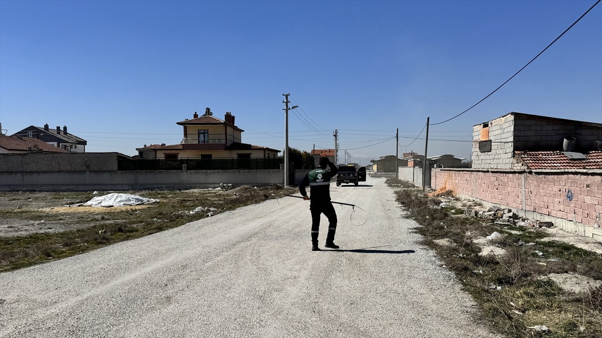 Konya'nın Karatay ilçesinde bir bebeğin köpek saldırısında hayatını kaybettiği mahallede ekipler...