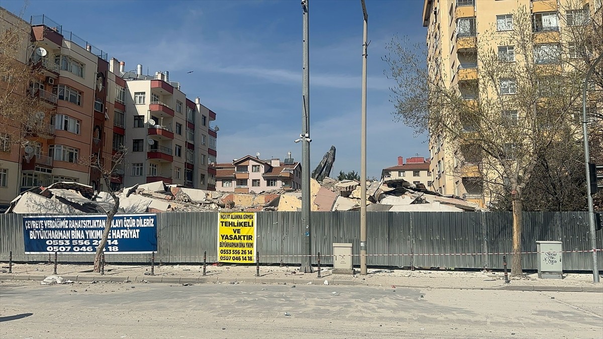 Konya'nın merkez Selçuklu ilçesinde, 6 katlı bina çöktü.