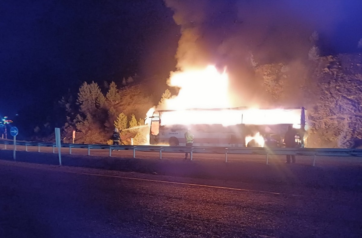 Konya'nın Seydişehir ilçesinde, seyir halindeki yolcu otobüsünde çıkan yangın hasara neden...