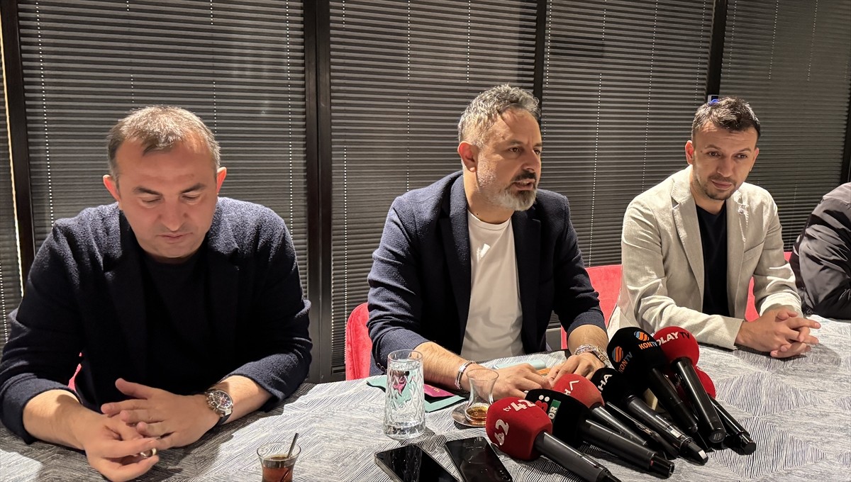 Konyaspor Başkanı Ömer Korkmaz (ortada), bir restoranda düzenlenen iftar programında...