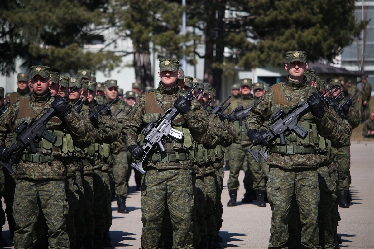 Kosova Savaşı sırasında Kosova Kurtuluş Ordusunun (UÇK) kurucu komutanlarından Adem Jashari ve...