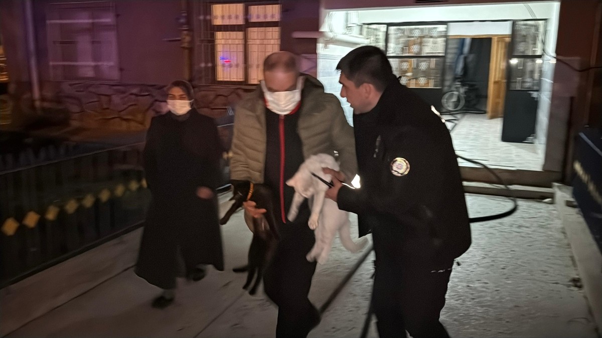 Kütahya'da bir apartman dairesinde çıkan yangında dumandan etkilenen 5 kişi hastaneye...